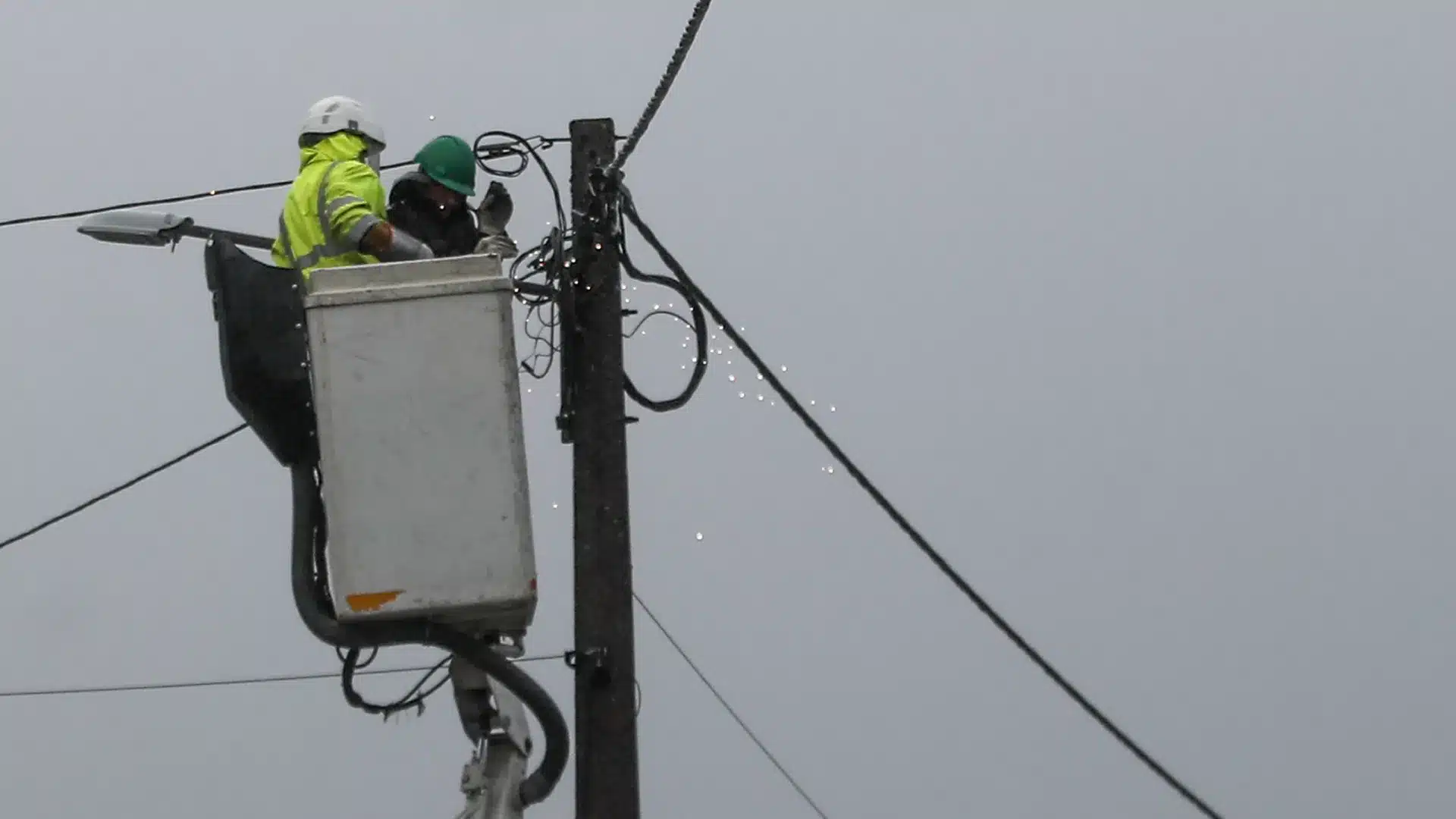 Près de 14 000 clients affectés par le mauvais temps toujours sans électricité