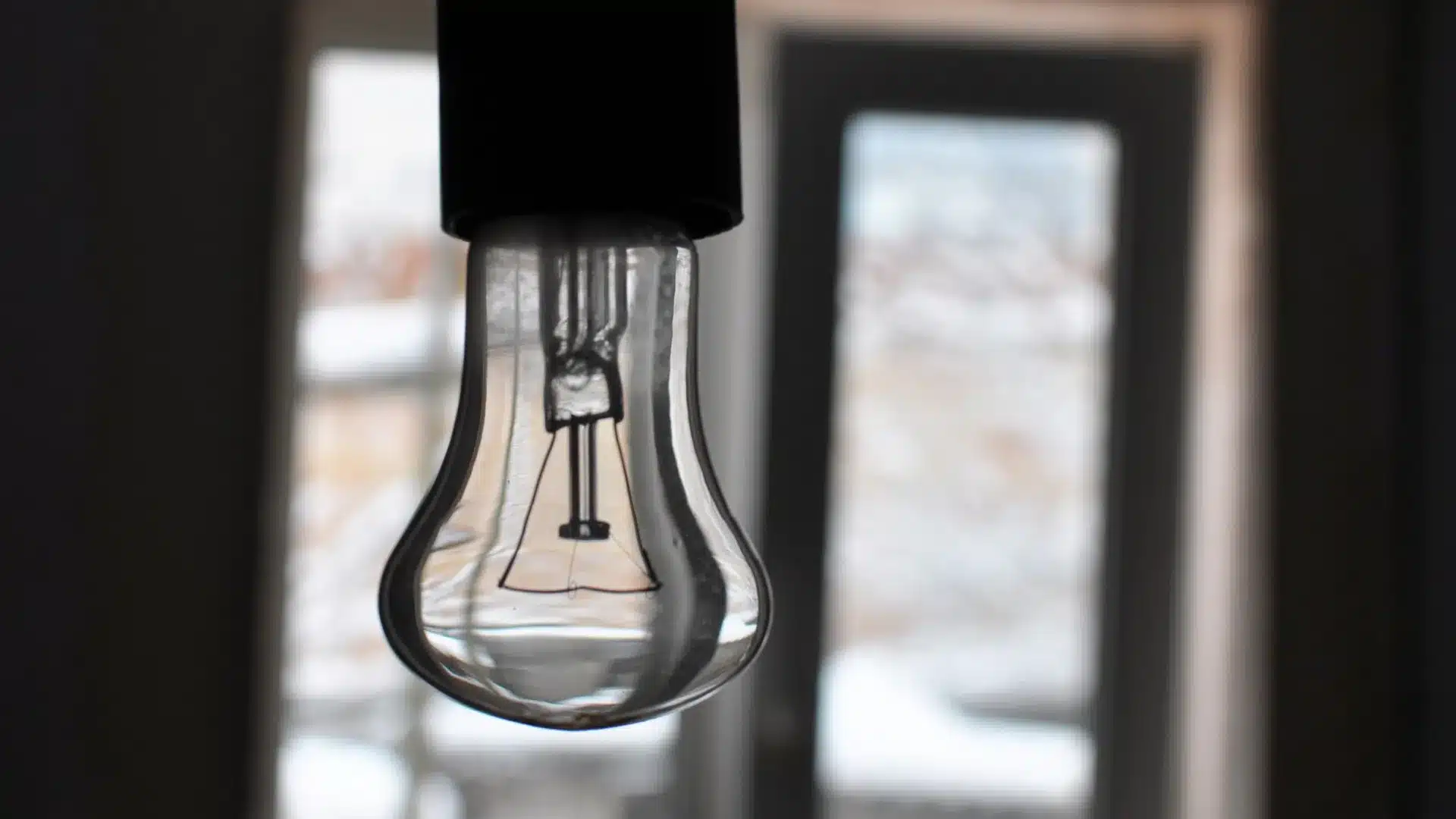 Près de 7 600 clients encore sans électricité dans les zones touchées par Kristin.