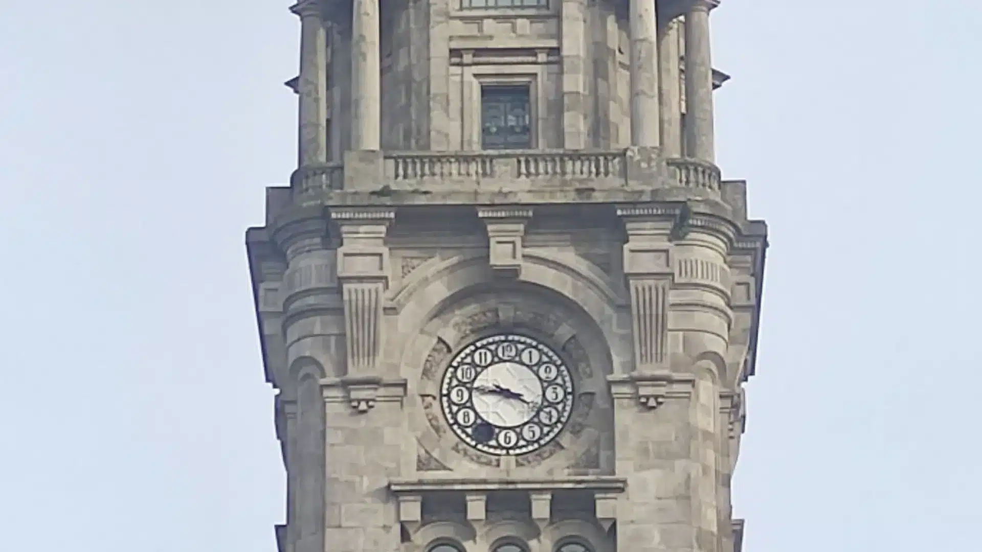 Reposté le numéro 7 qui était tombé de l'horloge de la Chambre de Porto.