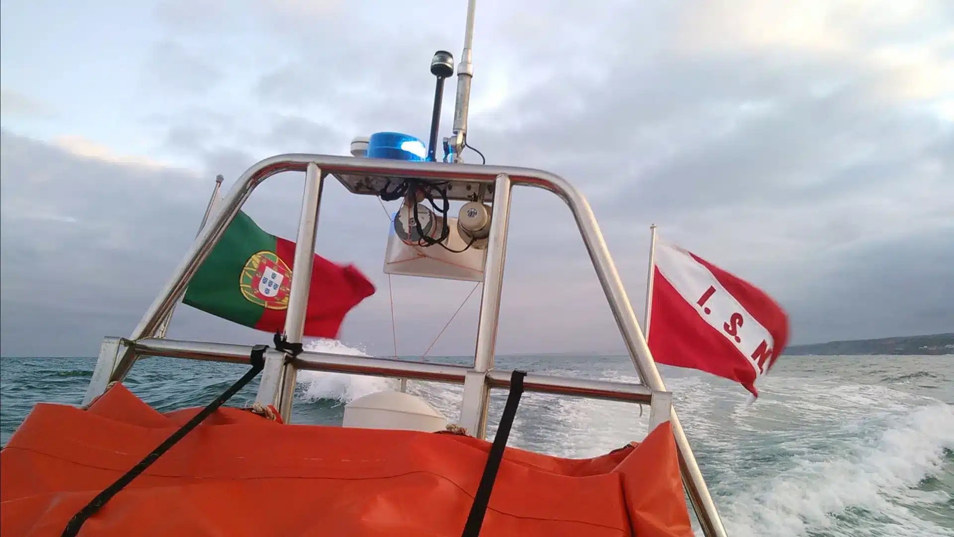 Reprises des recherches pour le jeune disparu à la plage d'Arrifana.