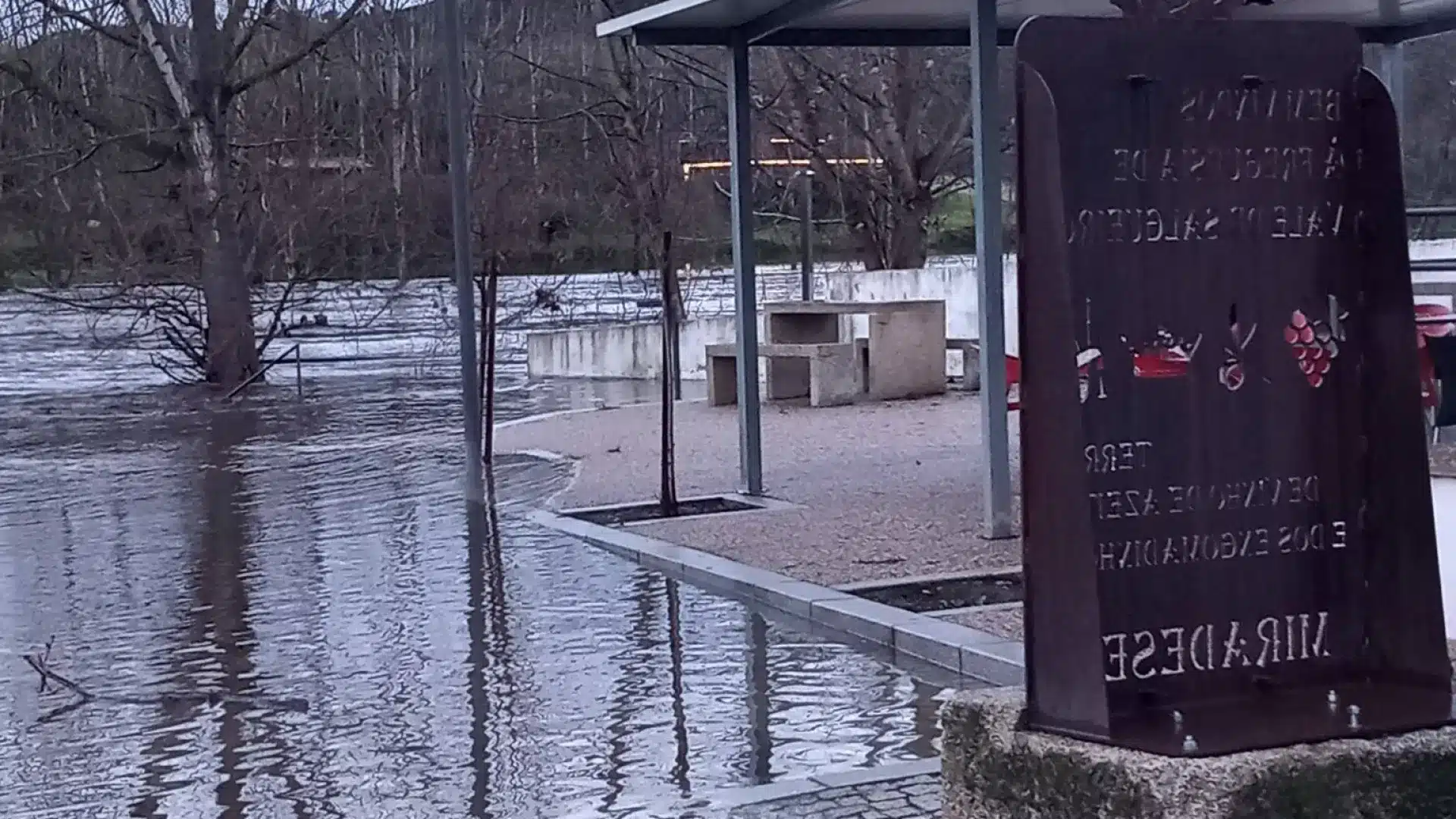 Résidente de Cedães, à Mirandela, évacuée de chez elle en raison d'un glissement de terrain.