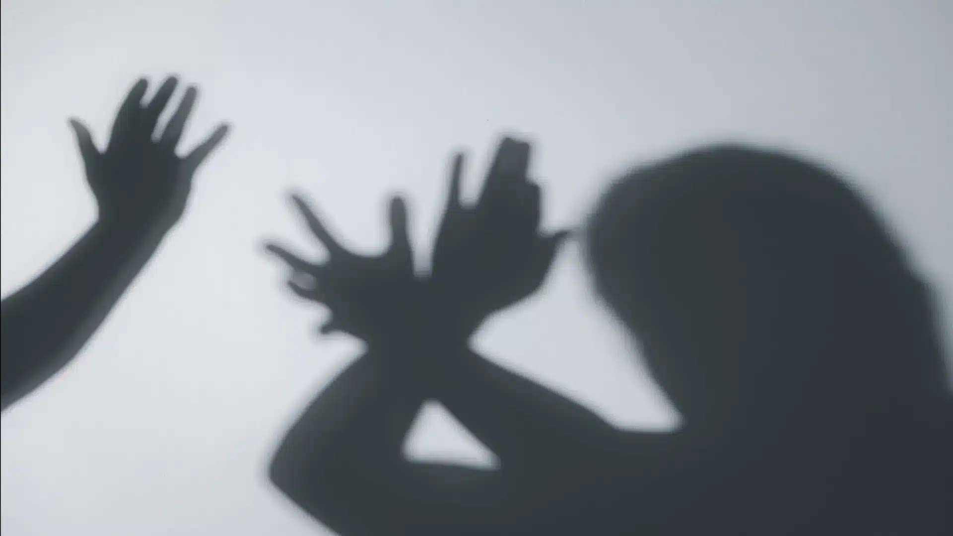 Reste en détention provisoire après avoir agressé sa petite amie et son beau-fils de 4 ans à Cascais.