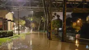 Ribeira da Laje déborde les rives à Santo Amaro de Oeiras. Voir