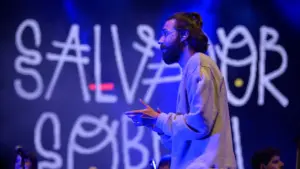 Salvador Sobral quitte Spotify contre l'exploitation, l'industrie de la guerre et l'IA.