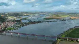 Santarém ordonne l'« évacuation obligatoire » des zones riveraines.