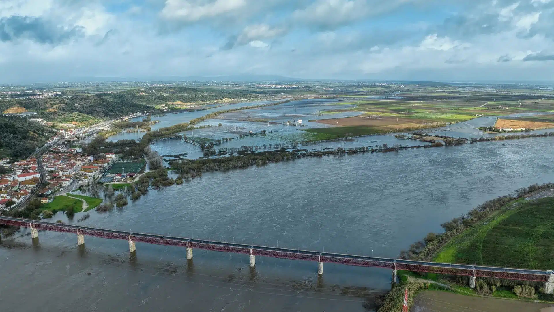 Santarém ordonne l'« évacuation obligatoire » des zones riveraines.