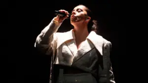 Sara Correia révèle son urgence à chanter dans le nouvel album, "Tempestade"