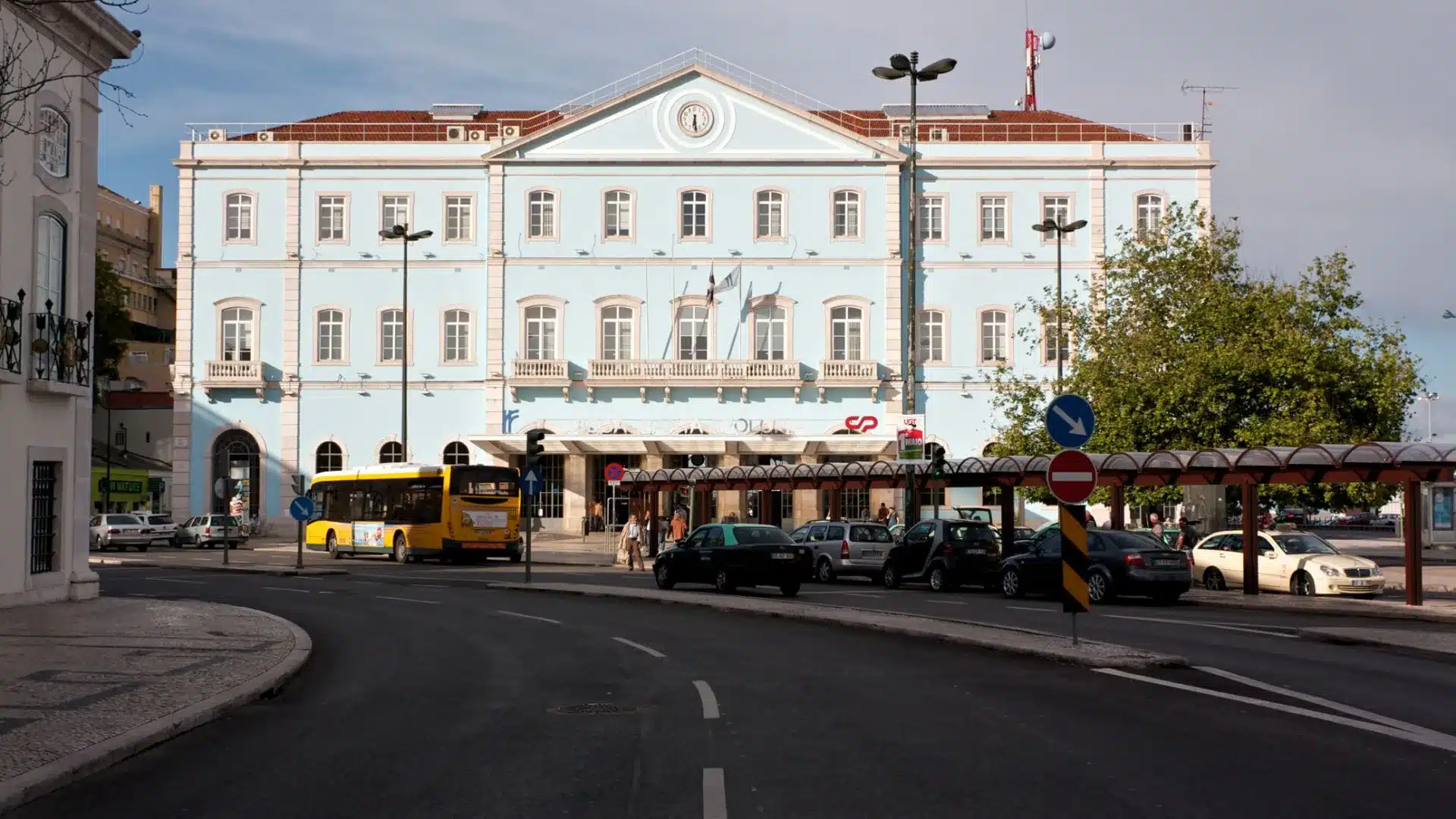 Sta Apolónia. Fermeture de la station de métro pour drainage encore sans date.