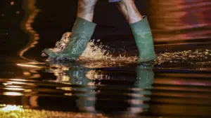 "Tennis, oui ! Bottes en caoutchouc, non !" Un pays de catastrophes naturelles conseille le Portugal.