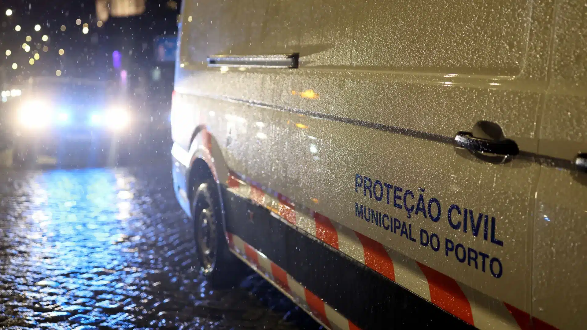 Tous les districts du Portugal continental en 'jaune' à cause de la pluie.
