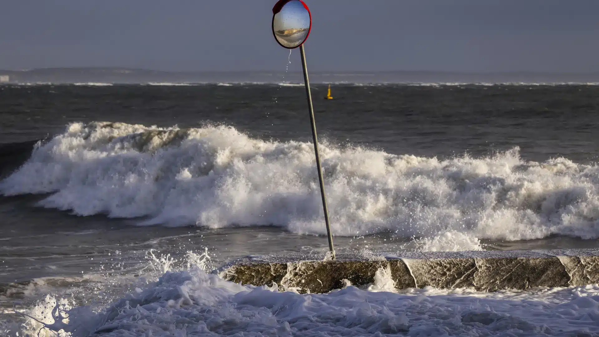 Toute la côte avec un avis de houle et deux districts avec une alerte à la neige.