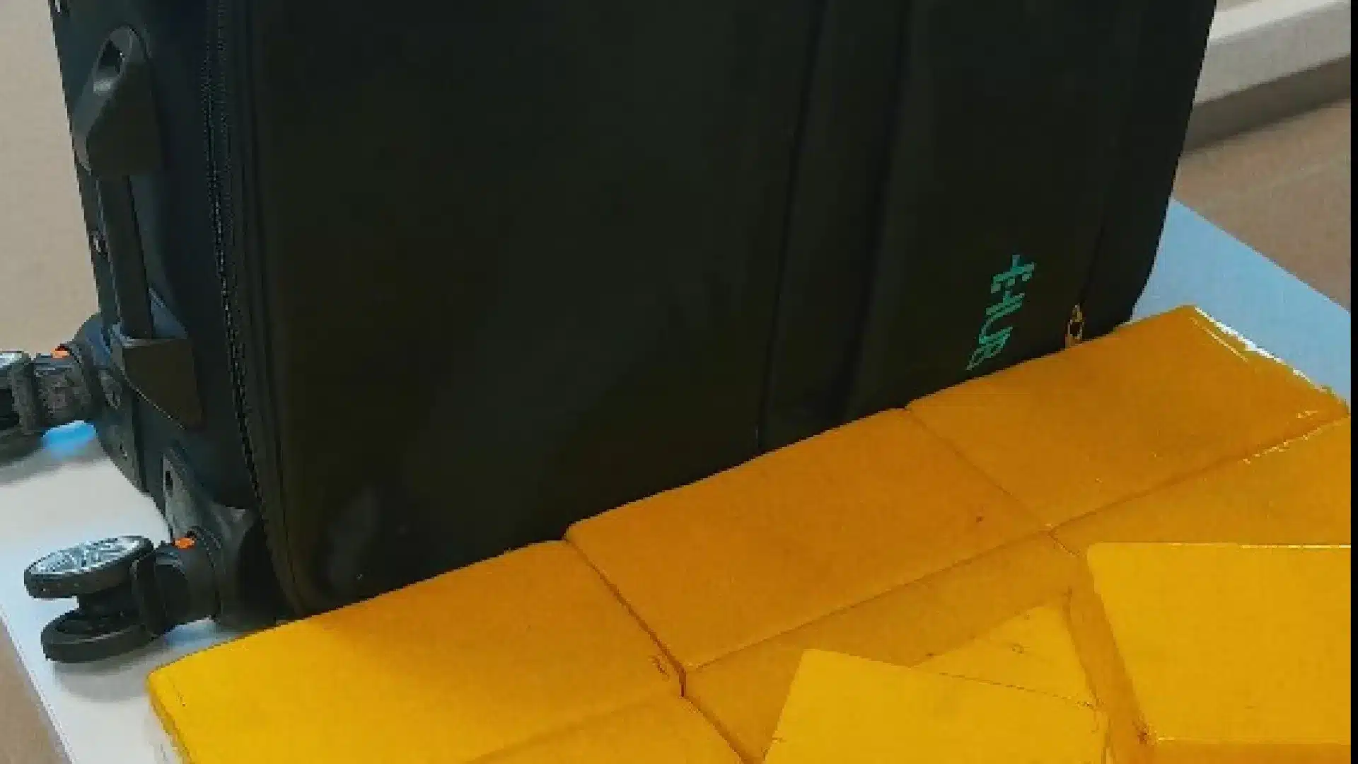 Trio arrêté après la saisie de 41,800 kg de cocaïne. La valise provenait de l'aéroport.