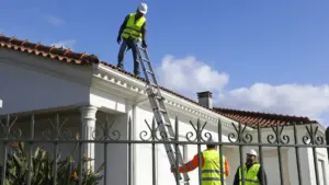 Trois semaines plus tard, des volontaires réparent encore des toits à Leiria.
