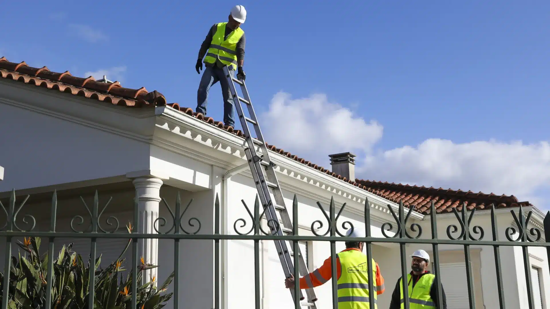 Trois semaines plus tard, des volontaires réparent encore des toits à Leiria.