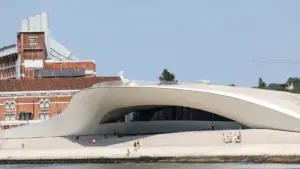 "Turn around" révèle 25 ans de la Collection d'Art Fondation EDP au MAAT