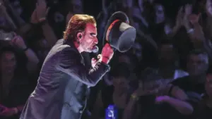 U2 lance de nouvelles chansons qui incluent des critiques à l'égard de Poutine et de l'ICE.