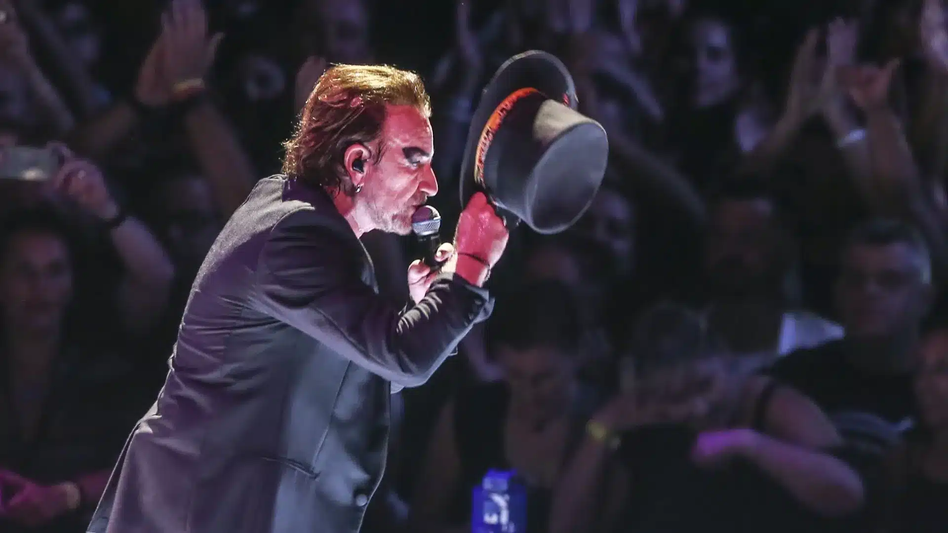 U2 lance de nouvelles chansons qui incluent des critiques à l'égard de Poutine et de l'ICE.