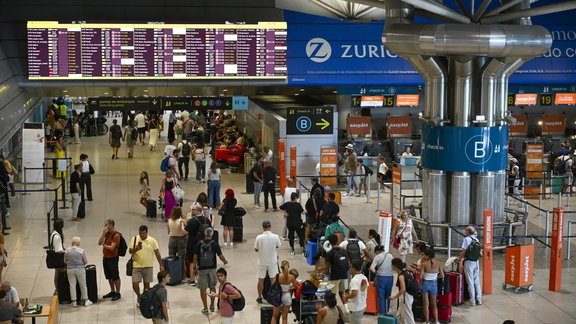 Un couple atterrit à l'aéroport de Lisbonne avec 4 kg de cocaïne collés aux jambes.