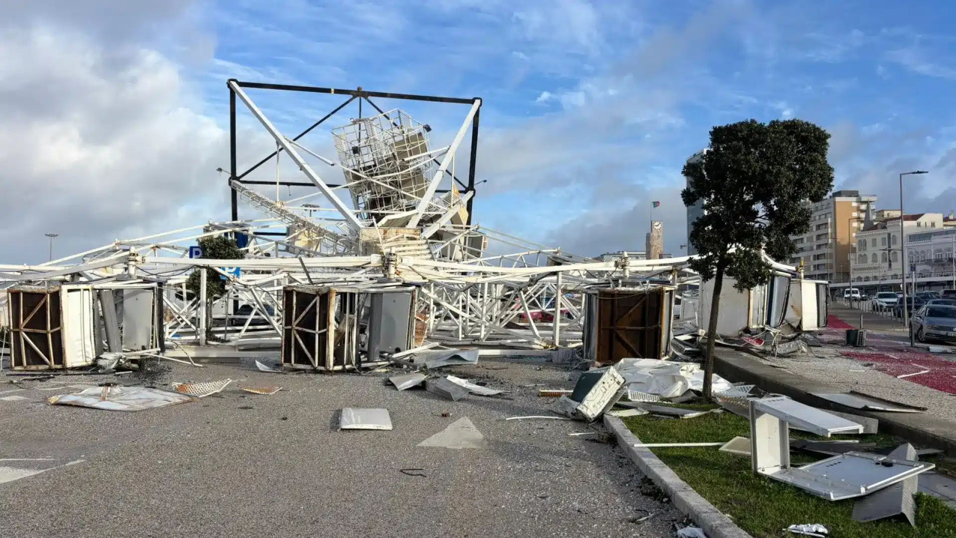 Un entrepreneur de la Figueira da Foz prête des kayaks pour récupérer des biens.