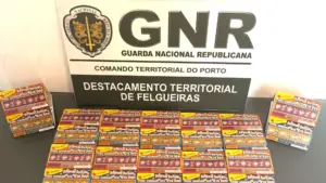 Un homme de 21 ans arrêté avec 86 billets de loterie et trois doses de haschisch.