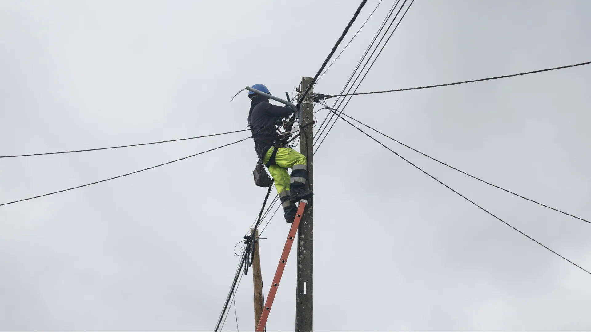 Un total de 33 000 clients de E-Redes sans électricité au début de la matinée.