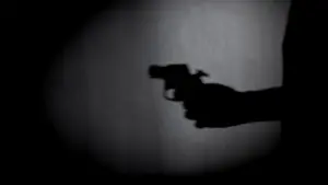 Une femme licenciée tend une embuscade pour réclamer des milliers à ses patrons.