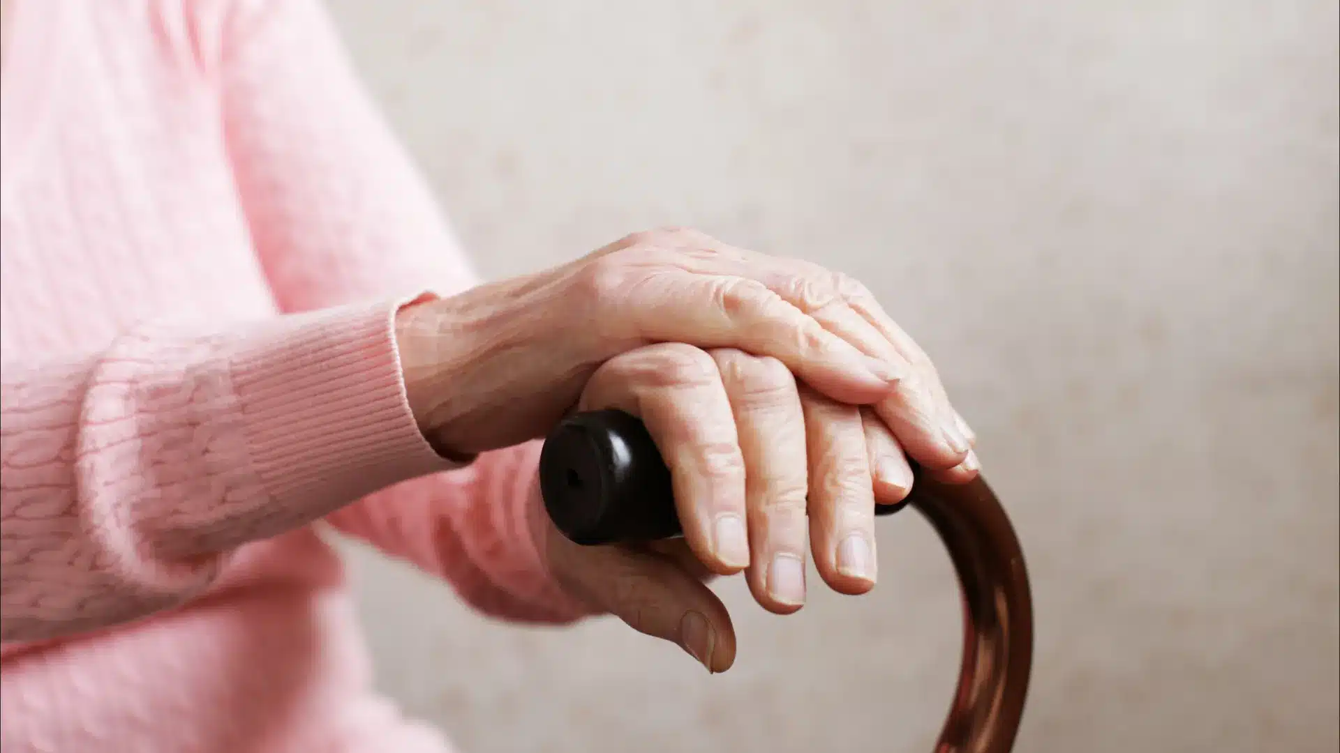 Une personne âgée maintenue à "lait et eau" par sa fille et son gendre (qui volaient sa pension)