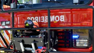 Usine de batteries au lithium détruite par les flammes à Matosinhos