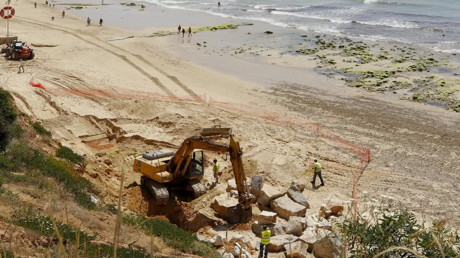 Algarve avec 35 plages touchées par l'instabilité des falaises et le recul du sable.