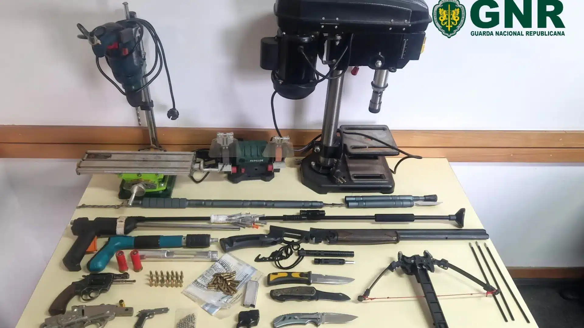 Arrêté pour violence domestique à Vila do Conde, il avait un arsenal chez lui.