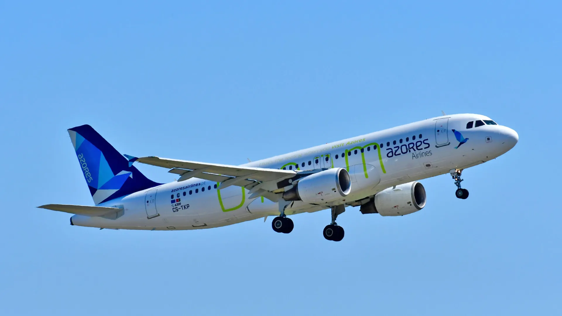 Azores Airlines renforce la liaison entre trois îles des Açores et le continent en été.