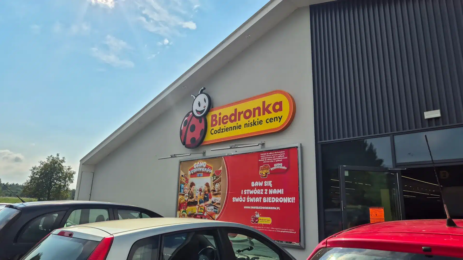 Biedronka observe attentivement tous les mouvements du marché.