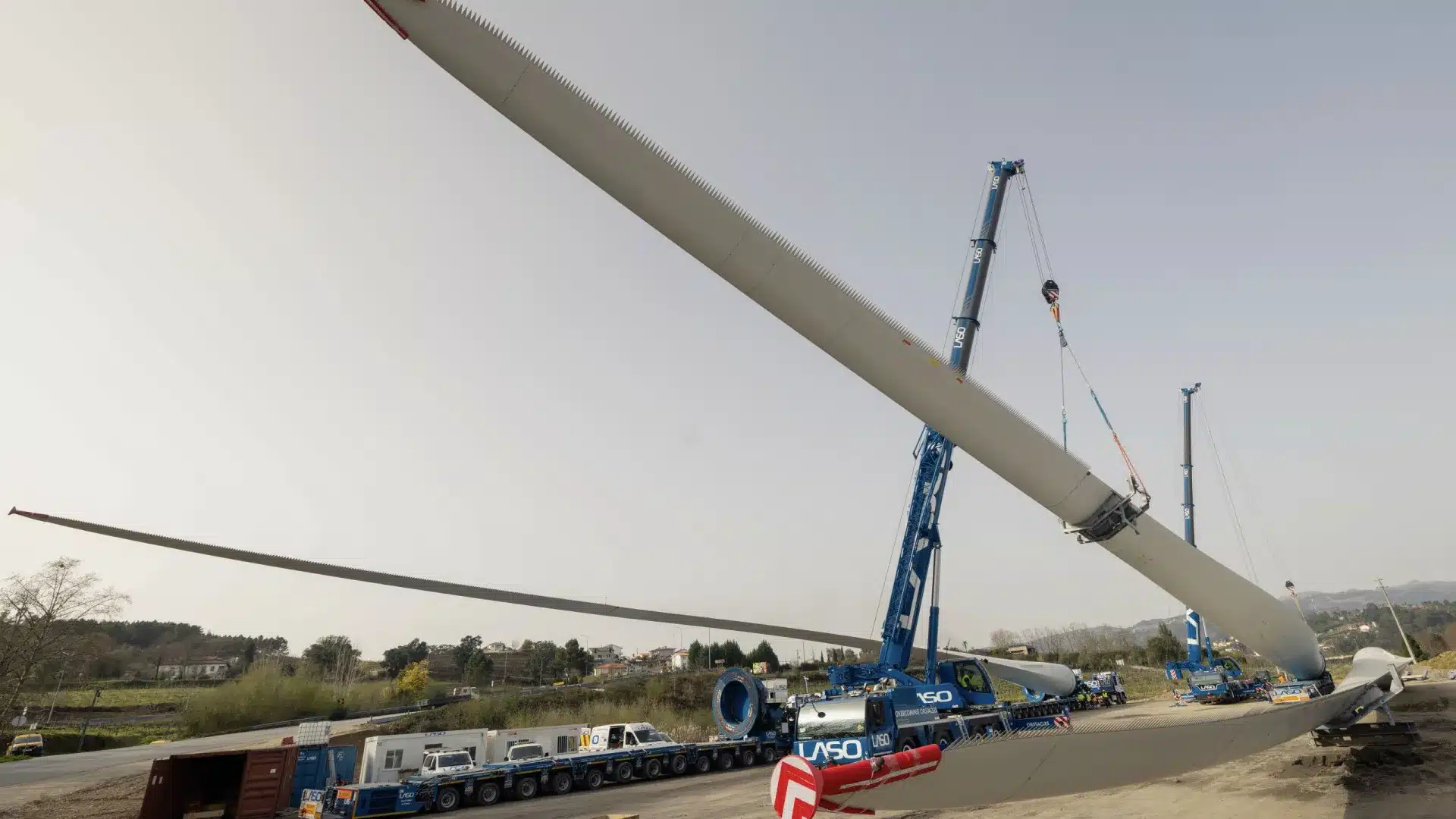 « Blade lifter » : un système innovant transporte des pales d'éoliennes de 85 mètres