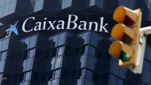 CaixaBank maintient ses objectifs pour 2025-2027 malgré l'incertitude.