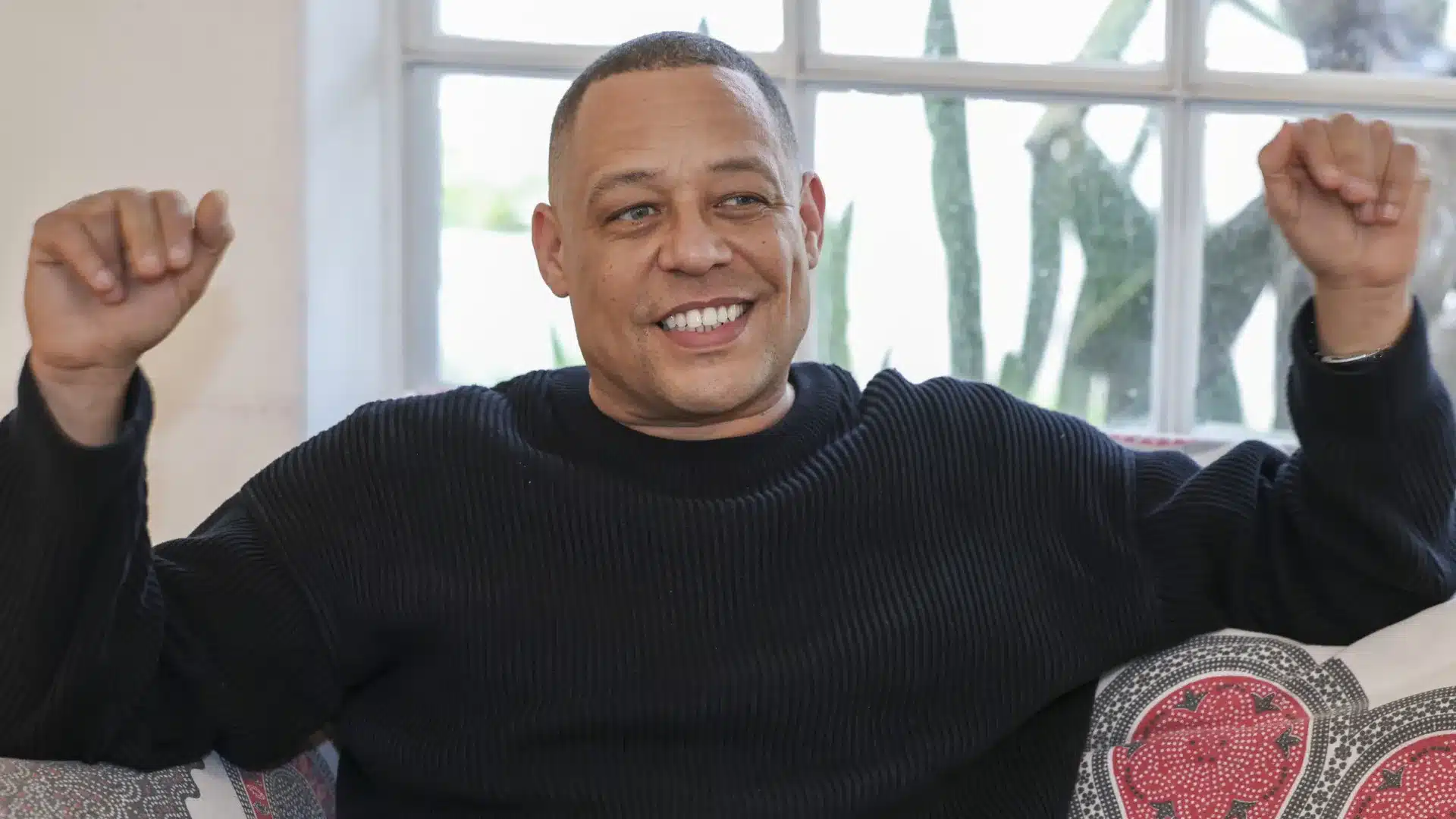 Carlão passe en revue sa carrière dans le nouvel album "Quinta-Essência 75/25"