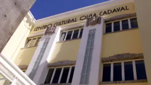 Centro Olga Cadaval présente du fado, de la musique érudite et du théâtre tout au long de l'année.