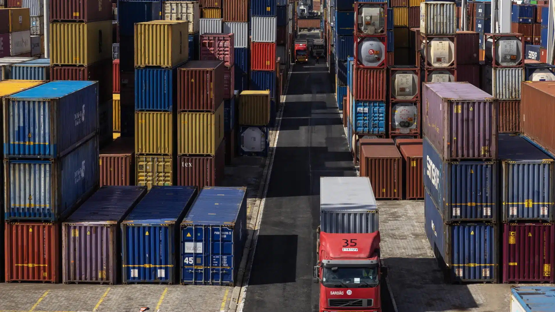 Commerce international : Les exportations baissent de 14 % et les importations de 2,5 %.