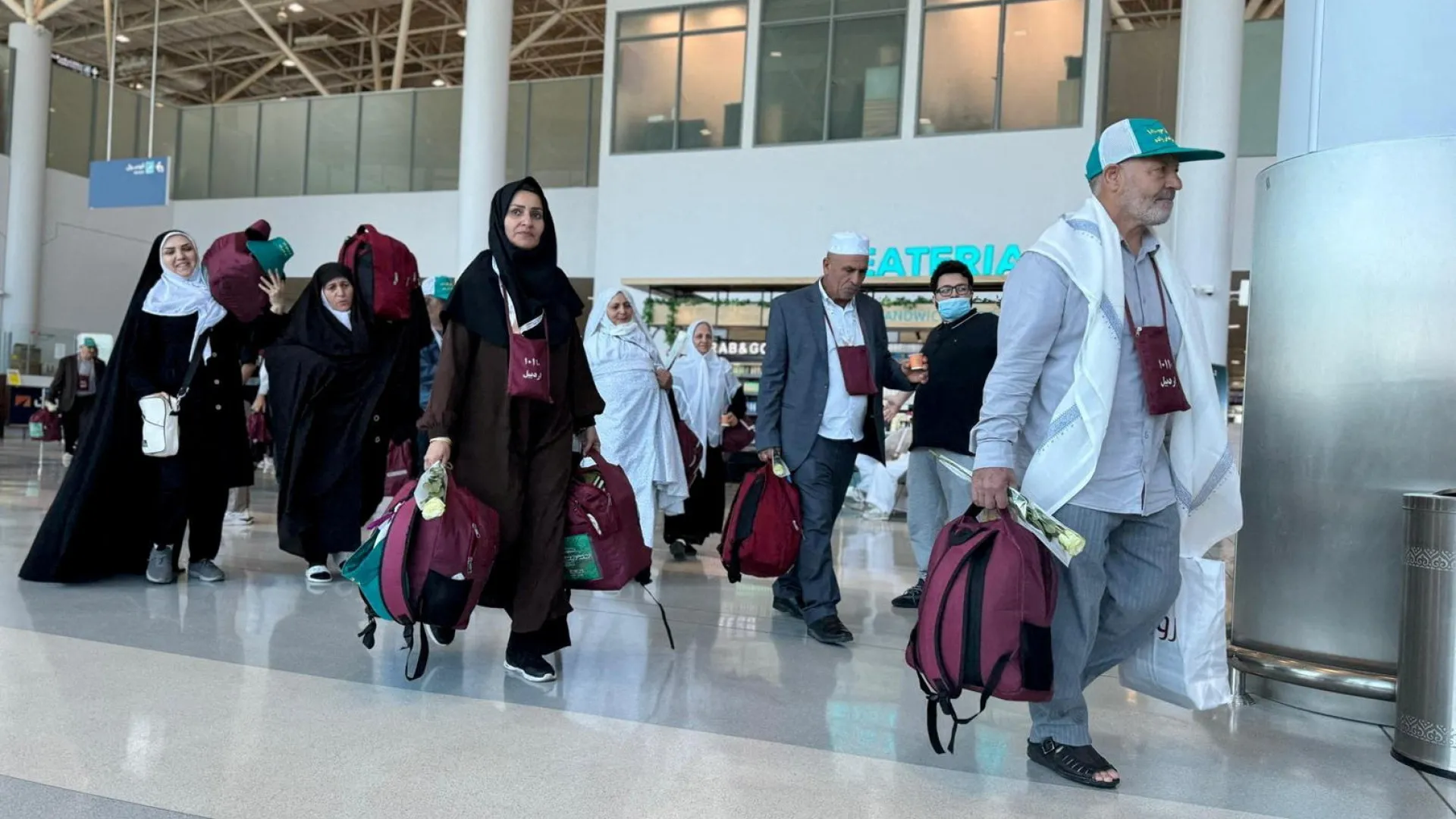 Conflit en Iran laisse des centaines de voyageurs bloqués, disent les agences.