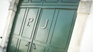 Dava "des bonbons". Assistant d'éducation arrêté pour pornographie et abus.