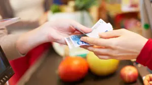 DBRS avertit : La guerre peut provoquer une "augmentation des prix des aliments".