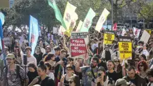De longues centaines de jeunes dans la rue contre le paquet de travail et la précarité.