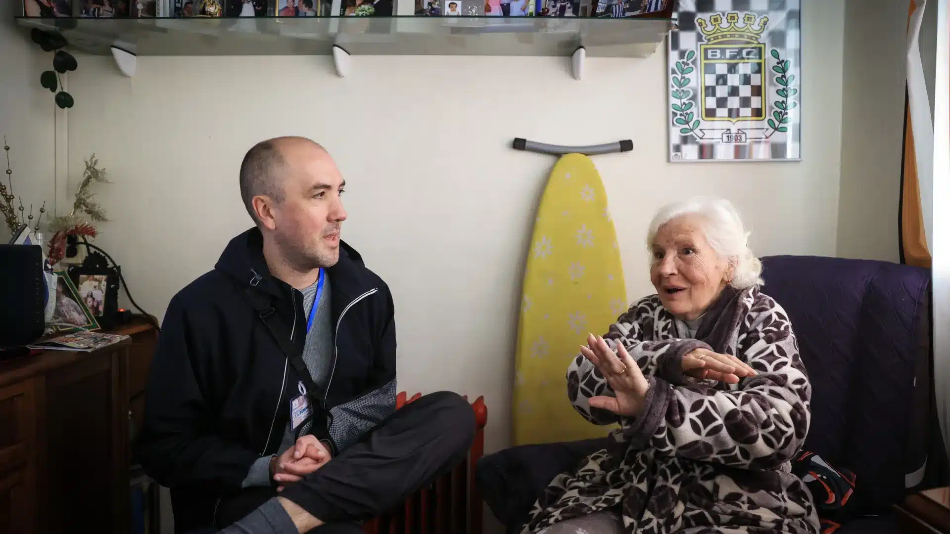 Des bénévoles passent du temps avec des personnes âgées isolées dans la paroisse de Paranhos.