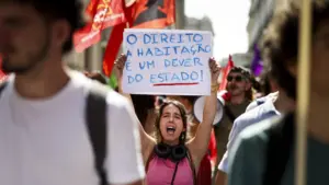 Des centaines de personnes en protestation à Lisbonne pour le droit au logement.