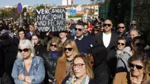 Des centaines de personnes protestent contre la fermeture du service d'urgence d'obstétrique de Barreiro.