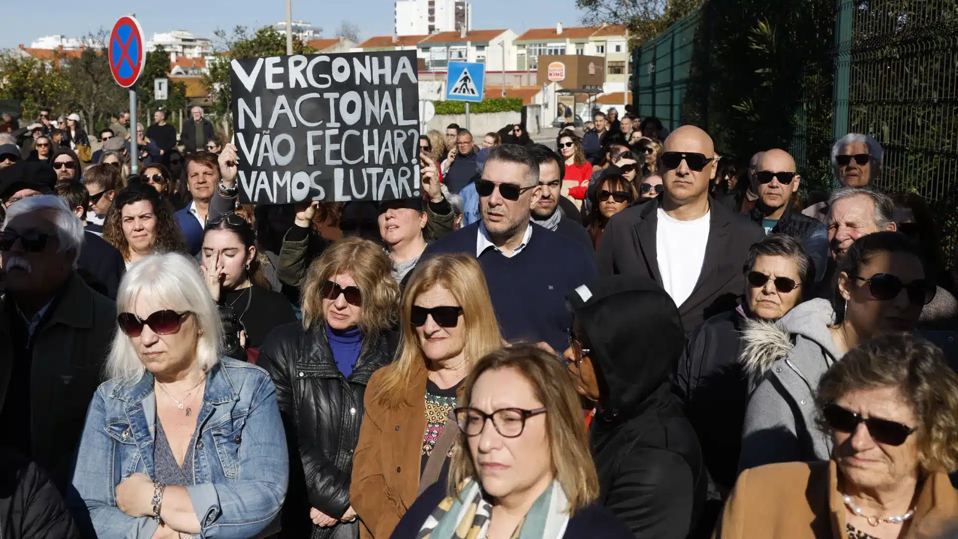 Des centaines de personnes protestent contre la fermeture du service d'urgence d'obstétrique de Barreiro.