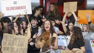 Des centaines d'élèves et de professeurs de l'enseignement artistique demandent plus de soutien.