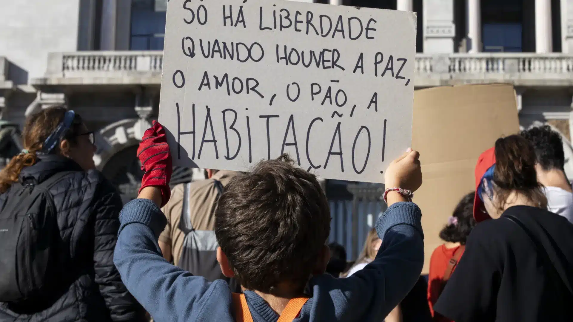 Des centaines manifestent à Porto pour exiger le droit au logement.