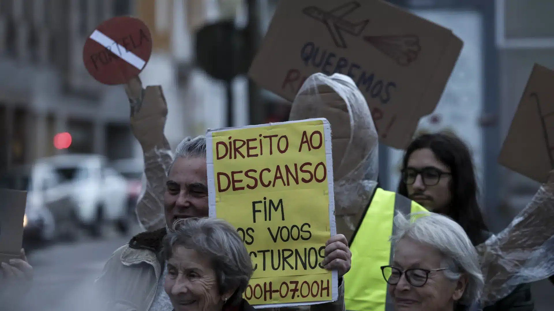 Des dizaines de personnes manifestent à Lisbonne pour la construction du nouvel aéroport.