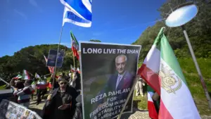 Des Iraniens célèbrent la mort de l'ayatollah devant l'ambassade à Lisbonne.