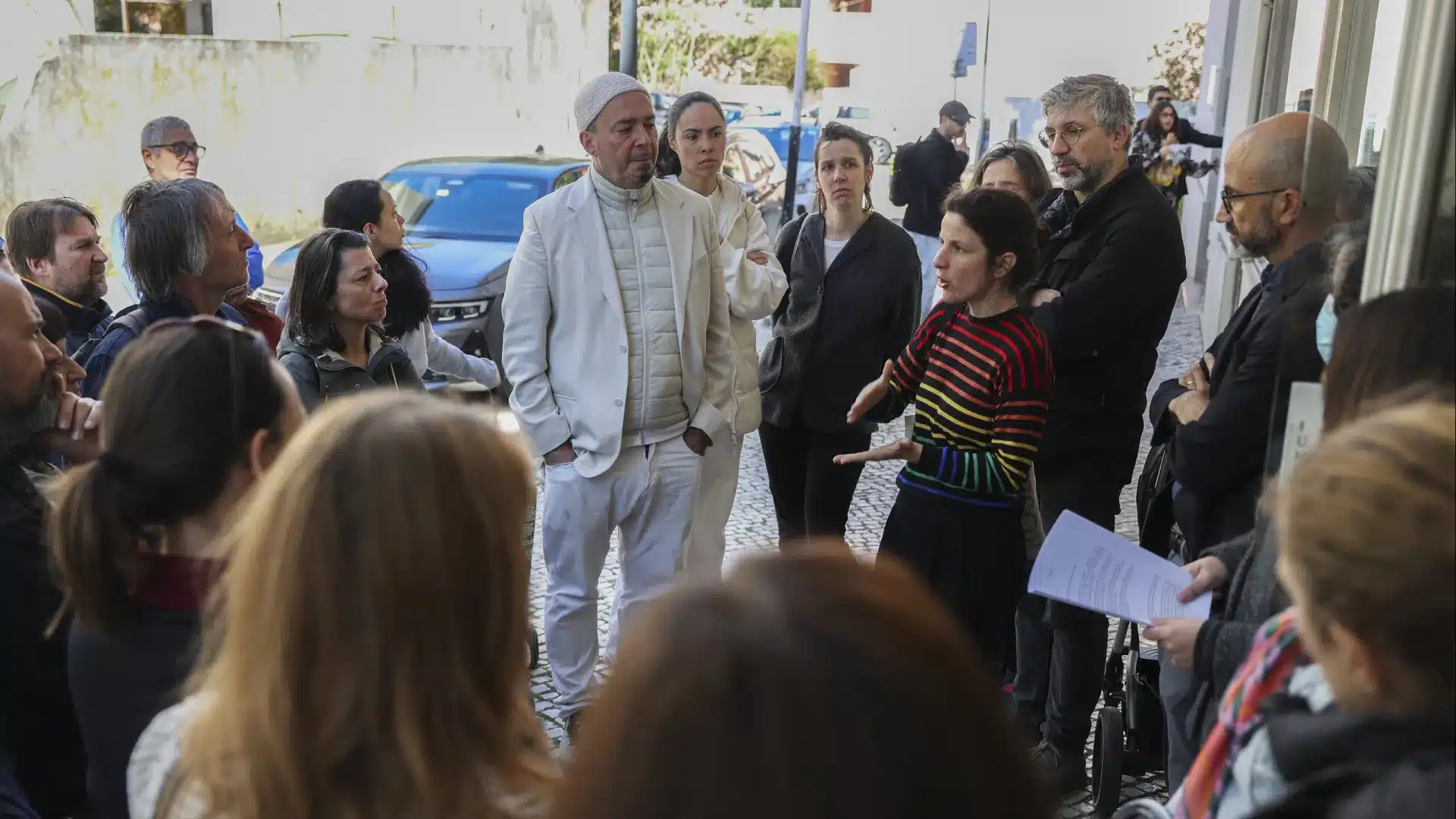 Des parents protestent contre le transfert de l'école vers un autre groupement.